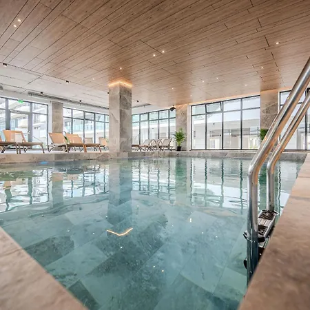 Viso In Odyssey Indoor Pool & *